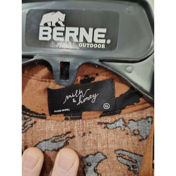 Milk & Honey Women's Rayon Button Up Roll Tab Sleeve Top Brown and Black Size XL - Picture 4 of 7